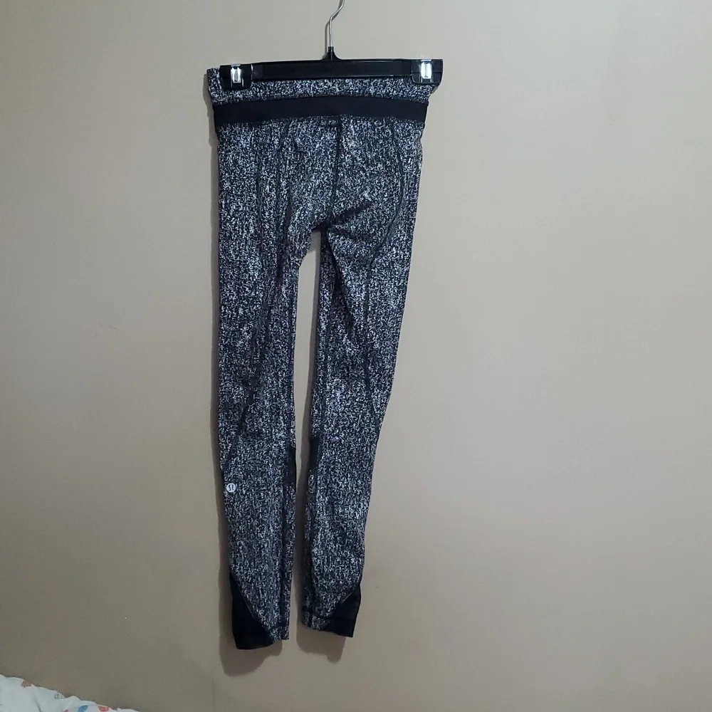 Lululemon Black White Splash Inspire 11 Leggings Size 2 - Picture 6 of 6